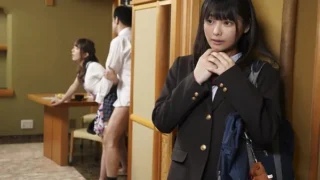 Con gái riêng thấy thèm khi nhìn trộm bố dượng Nắc mẹ