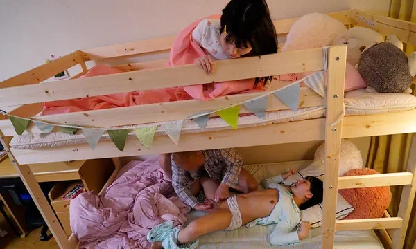 ông chú đồi bại đến nhà chơi nữa đêm mò vào phòng 2 cô cháu gái
