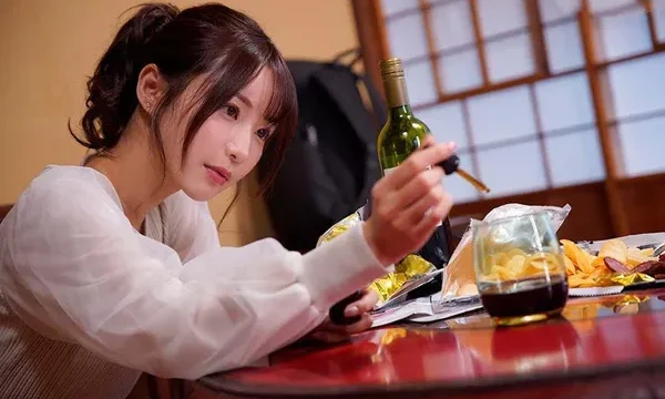 Thanh niên về quê chơi bị cô bạn thuở nhỏ cho uống thuốc kích dục