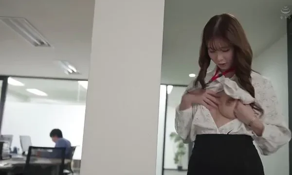 Bí mật của nữ nhân viên với giao diện nghiêm túc nhưng lại là “thánh dâm”