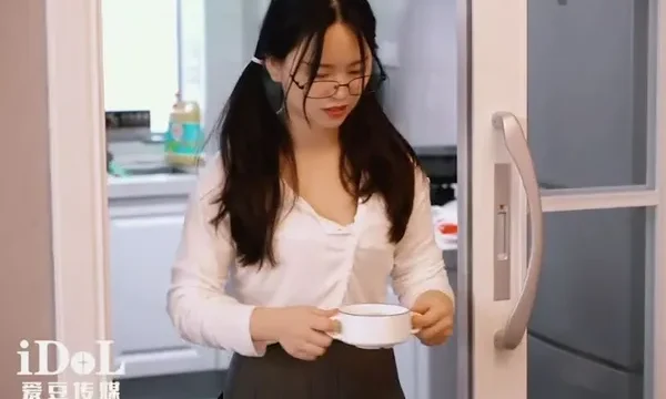 Con gái về quê ăn tết bị bố dượng nắc vì càng lớn càng ngon