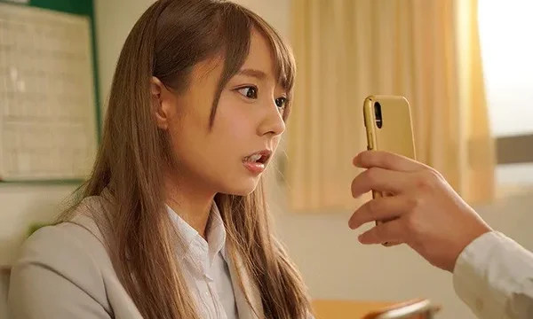 Học trò sử dụng điện thoại thôi miên cô giáo thực tập