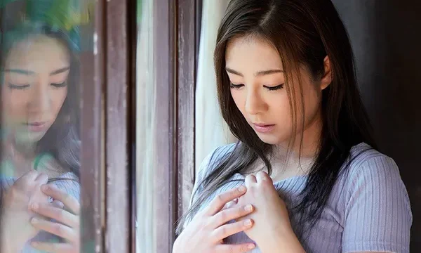 Con trai đi làm, bố Gã chồng ở nhà chơi thuốc con dâu