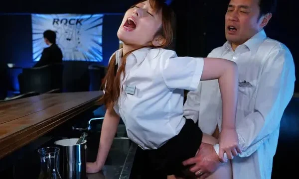 Anh sếp ngây thơ bị em nhân viên quán bar vắt kiệt sức