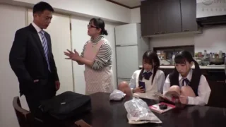 Ngày đầu gặp mặt bố dượng đã quan hệ 2 cô con gái riêng của vợ