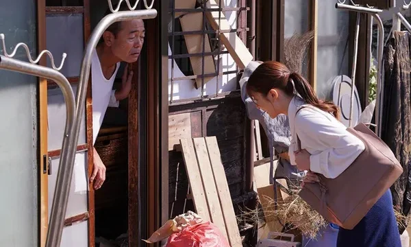 Cô giáo đến thăm nhà cậu học trò nghỉ học rồi bị bố cậu ấy giam cầm