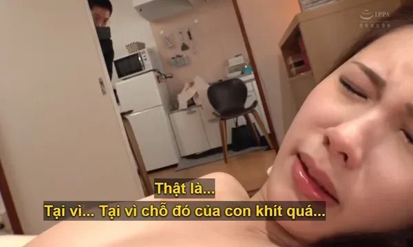 Thanh niên tình cờ nhìn thấy chị gái thằng bạn bị bố nắc và bắn ngập bím