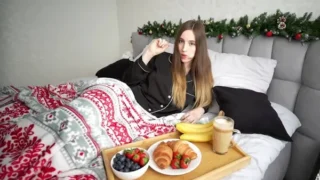 Bữa sáng giáng sinh cho chị kế ăn chuối