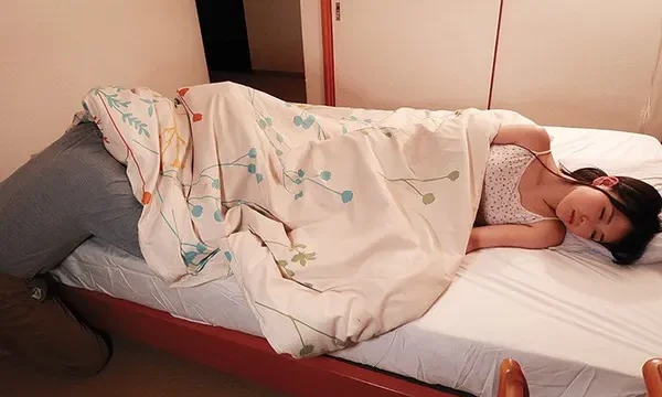 Nữa đêm chú mò vào phóng cháu gái khi thấy cháu đã dậy thì và thật dễ thương