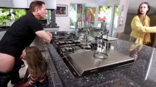 Con gái lén phang với bố dượng trong kỳ nghỉ hè