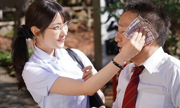 Em thư ký phục vụ quản lý tận răng trong chuyến công tác