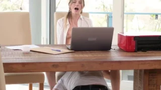 Cô nàng dâm dục khi làm việc tại nhà mùa dịch