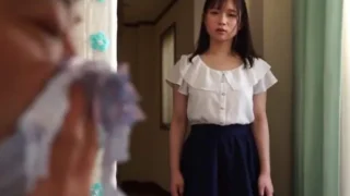 Con gái phát hiện bố dượng biến thái ngửi đồ lót của mình