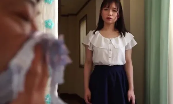 Con gái phát hiện bố dượng biến thái ngửi đồ lót của mình