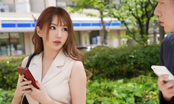 Lên tinder tìm người hẹn hò thì gặp phải chị quản lý xinh đẹp thiếu thốn ở công ty