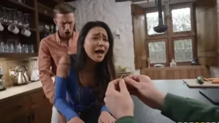 Lên đỉnh khi được người yêu cầu hôn, nhưng có gì đó sai sai