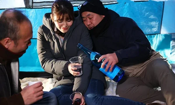 Chồng ngu ngục để Cô vợ đi cắm trại với hàng xóm