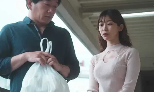 Chạm mặt cô nàng nhà bên thường xuyên phát ra tiếng rên rỉ mỗi đêm