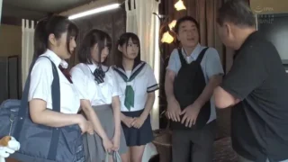 Thất nghiệp, ông bố khốn nạn dẫn 3 cô con gái đi bán dâm