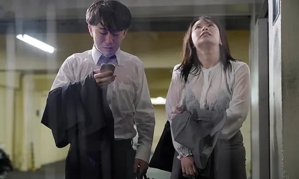Kẹt lại nhà nghỉ với cấp trên nữ sau một cơn mưa ướt đẫm