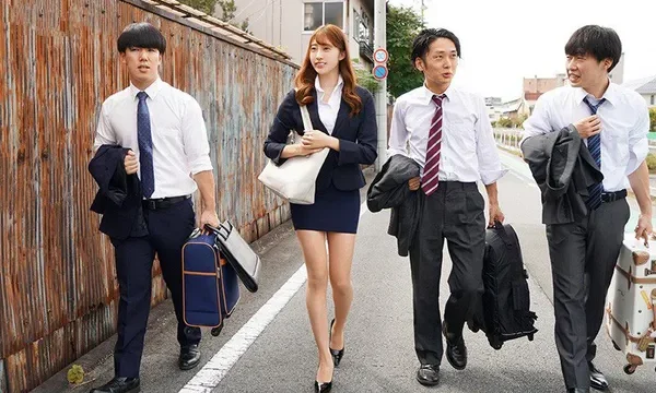 Nhầm lẫn khi đặt phòng, 3 nhân viên trúng độc đắc được ở cùng cấp trên nữ