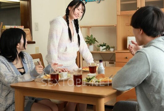 Thanh niên số hưởng đến nhà bạn gái chơi bị em gái cô ấy dâm gấp đôi chị gạ địt