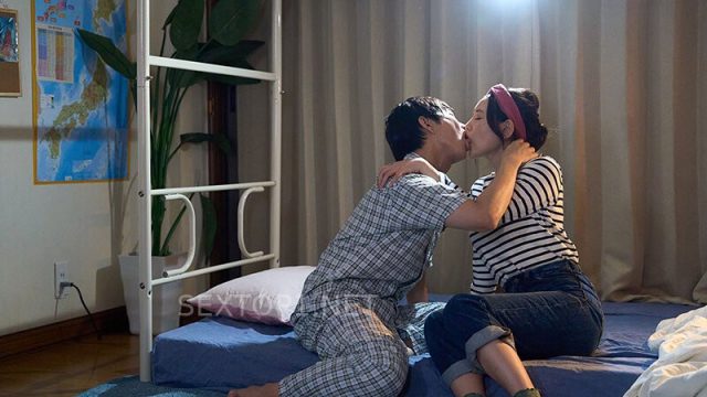 Chị gái cãi nhau với chồng bỏ về nhà thì bị cậu em trai nhờ “dạy em cách hôn đi”