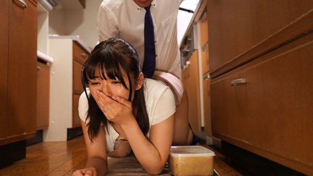 Chồng già tạo cơ hội cho vợ làm tình với cấp dưới để thỏa mãn