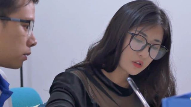 Cô giáo trẻ đến nhà dạy kèm cậu học trò ham chơi